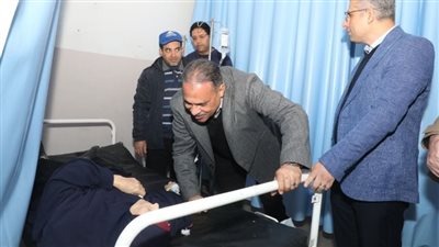 محافظ الشرقية يوجه بتوفير كرسي متحرك لممرضة أثناء جولته بالمستشفى
