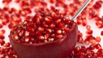 ماذا يحدث لجسمك عند تناول مكملات الرمان؟
