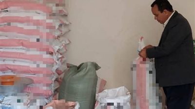 ضبط 200 كيس ملح طعام مجهول المصدر داخل محل مواد غذائية بالبحيرة