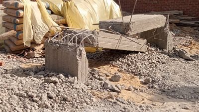 إزالة أعمدة دور سادس مخالف خلف مدرسة الكرمة بدمنهور