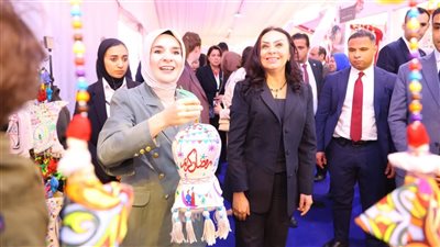 وزيرة التضامن ونظيرتها للأسرة والخدمات الاجتماعية التركية تتفقدان معرض 