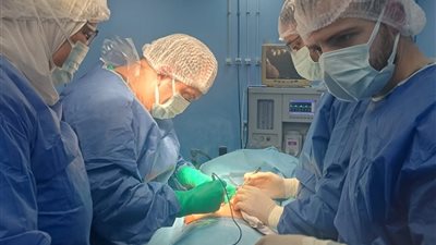 جراحة دقيقة تنقذ مريضًا من خطر اختراق القلب بدكرنس