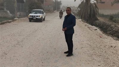 رئيس مركز إطسا بالفيوم يتفقد أعمال رصف طريق منية الحيط