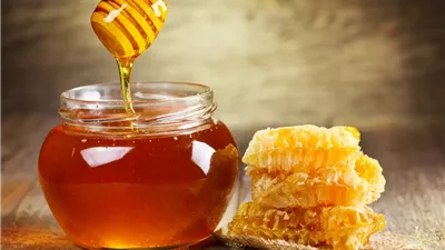 طبيب يوضح معتقدات شائعة حول فوائد العسل