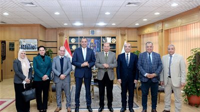 رئيس جامعة المنصورة يبحث مع  نائب رئيس هيئة الشراء الموحد لبحث التعاون