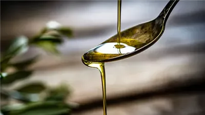 خبراء يحذرون.. في هذه الحالة يصبح زيت الطهي ساما