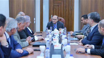 رئيس هيئة الدواء المصرية فى اجتماع مع غرفة صناعة الدواء لمناقشة قرار تجديد الاشتراطات الفنية للمصانع 
