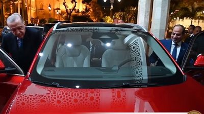 السيسي يستقل السيارة مع أردوغان    