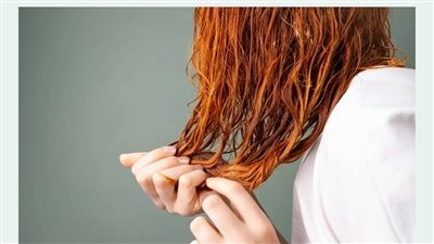هل تساقط الشعر أثناء الاستحمام أمر طبيعي؟ وكيف تحاربه؟