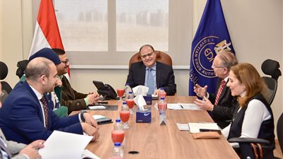 رئيس هيئة الدواء المصرية يبحث مع ممثلي شركة «إيبيكو» تعزيز التعاون وتوطين الصناعات الدوائية المتطورة