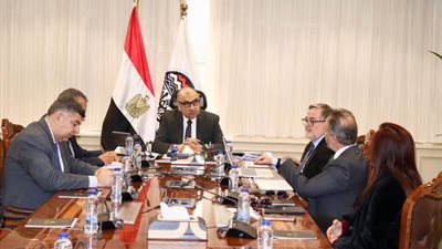 وزير قطاع الأعمال العام يبحث مع شركة إسبانية التعاون في مشروعات بيئية مستدامة
