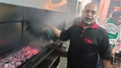 «على نار الفحم».. صناعة الكفتة والكباب في رشيد أكلة شعبية ومهنة متوارثة عبر الأجيال