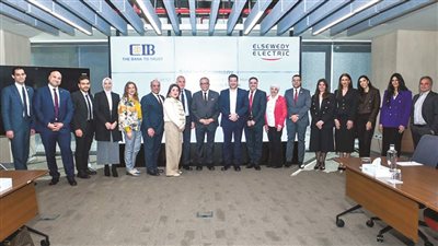 قيادات البنك والشركة خلال توقيع عقد التمويل