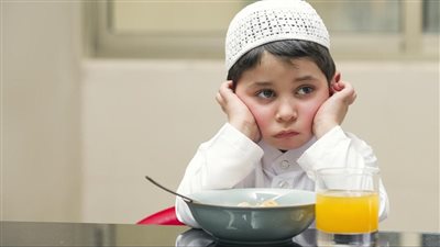 حكم إجبار الطفل على الصيام في رمضان؟.. ماهو السن المناسب