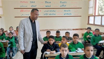  مدير ابو تشت التعليمية يتابع الدراسة بمدرستي الرزقة وبخانس