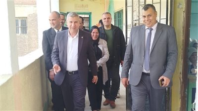 وكيل تعليم الشرقية يتفقد مدارس بلبيس ويؤكد علي تسليم الكتب دون شروط