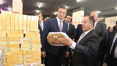 وزير الزراعة يفتتح جناح منتجات الوزارة بجملة ماركت في المريوطية