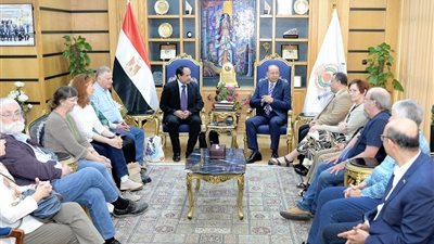 رئيس جامعة المنصورة يبحث سبل التعاون مع وفد جامعة هامبورغ الألمانية 