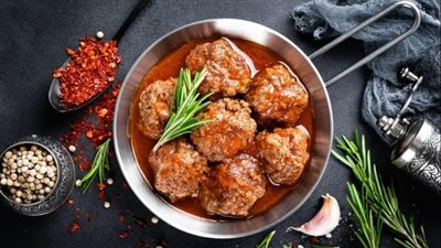 كرات اللحم بالصلصة.. وجبة لذيذة وسهلة التحضير