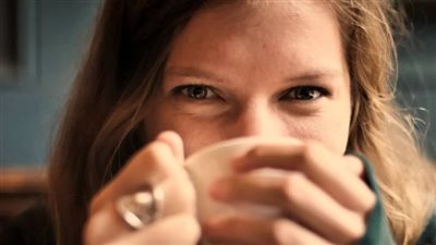 ماذا يحدث لجسمك عند شرب الماء الساخن يومياً؟