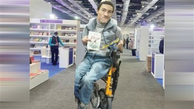 يكتب بأنفه ويدافع بقلمه عن تهمة الجنون