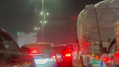 انقلاب سيارة نقل محملة بمواد بترولية على الطريق الدائري 