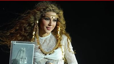 ميريام فارس بطرحة الزفاف تُبهر جمهور الرياض