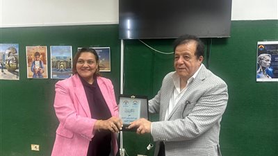 عاطف عبد اللطيف ينقل خبراته الإعلامية والسياحية لطلاب إعلام أكتوبر