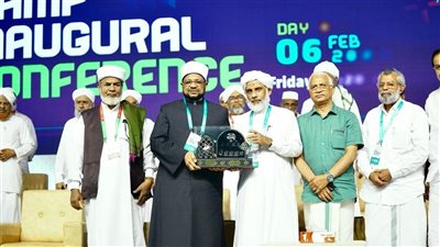 المؤتمر المئوي لجمعيَّة العلماء بعموم كيرلا بالهند يهدي شيخ الأزهر درع المؤتمر