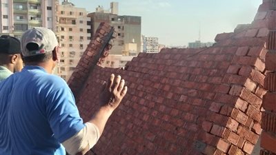 محافظ الدقهلية يتابع إزالة الحوائط الحاملة والأعمدة بالدور الثامن بحوض الحرم بطلخا 