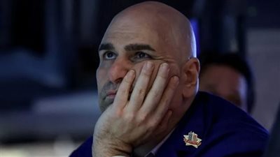 متداول يعمل في قاعة التداول ببورصة نيويورك الولايات المتحدة