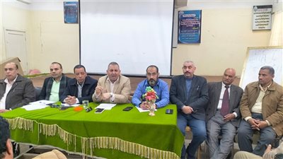 مدير تعليم المنشاه يعقد اجتماعًا بقادة الإعدادي والثانوي لمناقشة النهوض بالعملية التعليمية 