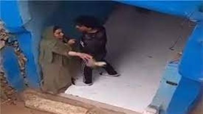 شاب يعتدي على والدته بسكين    