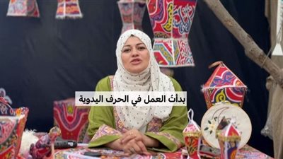 سيدة تصنع الفوانيس في غزة من الطرود    