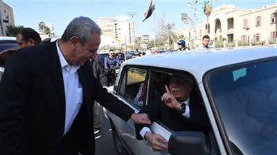محافظ الغربية يتواجد بين المواطنين لضبط حركة المواصلات بشوارع طنطا