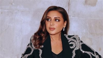 أنغام تمزج بين أناقة الأسود و فخامة الكريستال