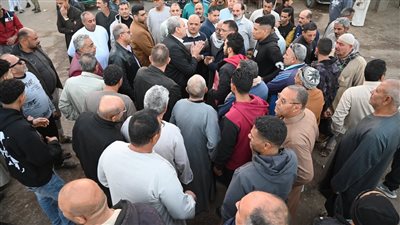 محافظ الغربية يجوب قرية العزيزية بسمنود سيرًا على الأقدام ويستمع لمطالب المواطنين عن قرب