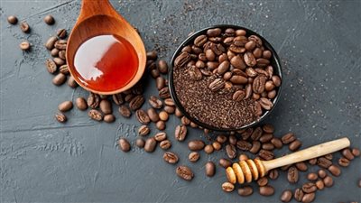 ماسك القهوة والعسل.. إشراقة طبيعية وتقشير لطيف للبشرة