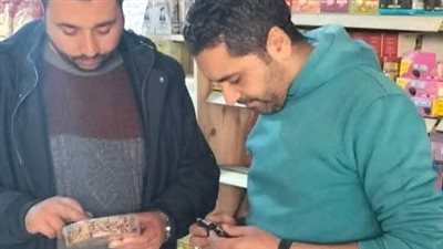 تموين البحيرة تضبط أسماك وجمبري وسجق منتهية الصلاحية 