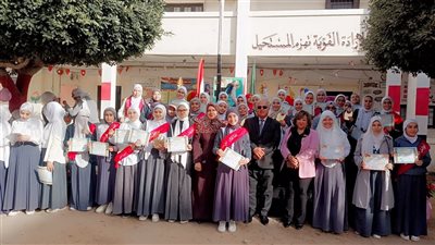  مدير تعليم الفيوم يكرم اوائل الطلبة والمعلمين المتميزين فى معرض الانشطة