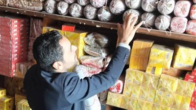 ضبط رنجة مدخنة بدون فواتير و 36 كوز لانشون بسوبر ماركت بالبحيرة