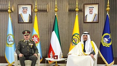 الفريق أحمد خليفة يناقش علاقات التعاون العسكرية  خلال زيارته الرسمية للكويت