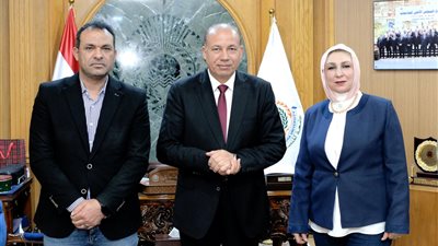 جامعة المنصورة تبحث تعزيز التعاون مع  وفد شركة مصر للسياحة 