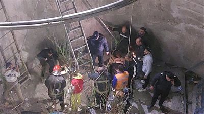 ميكروباص يسقط في حفرة الصرف بشارع الشركات في الزاوية الحمراء