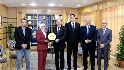 رئيس جامعة المنصورة يكرّم نائبي محافظي القاهرة والإسكندرية عقب أدائهما الدستوري 