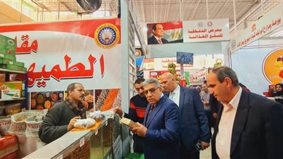 محافظ الدقهلية يتفقد المعرض الدائم للسلع الغذائية بغرب المنصورة