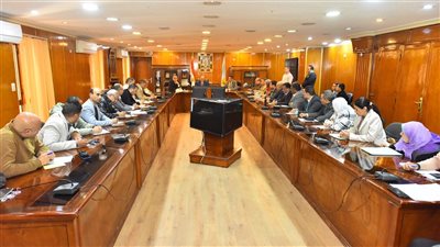 محافظ أسيوط يعقد اجتماعا ويستعرض ملفات التقنين والتصالح وتسريع الخطة الاستثمارية