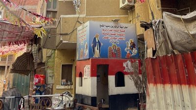 روح رمضان تملأ القنايات.. شباب الكنيسة يزينون الشوارع بالفوانيس