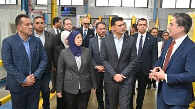 وزير الصناعة يدشن أولى جولاته من العاشر بزيارة هيتاشي وآرما