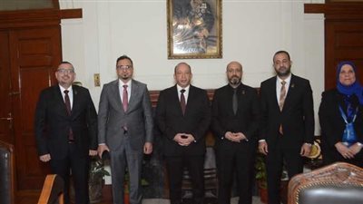 وفد جامعة العين في قصر العيني 